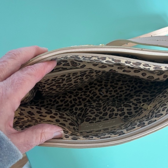 Etienne Aigner Vintage GUC light tan with a tight woven straw. - Picture 4 of 7